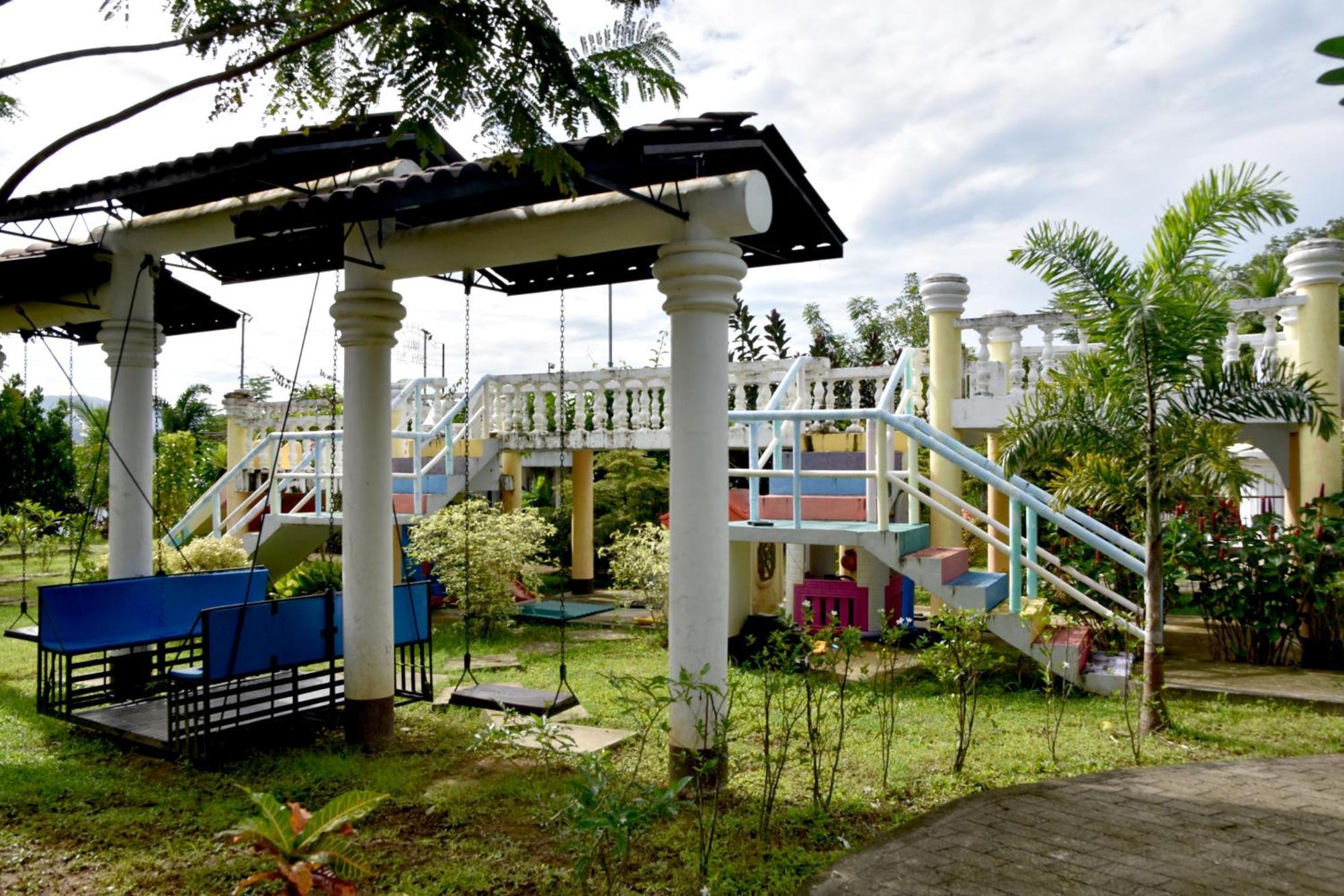 Isla De Oro Hotel Mamburao Buitenkant foto