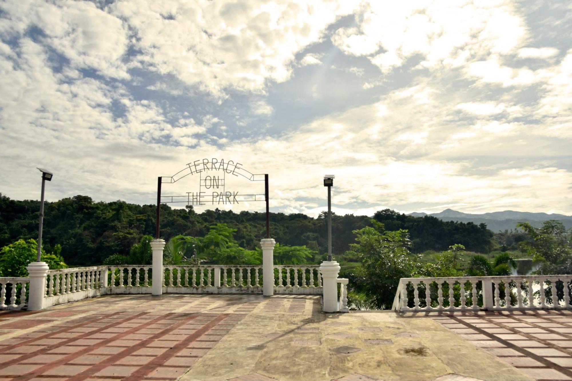 Isla De Oro Hotel Mamburao Buitenkant foto