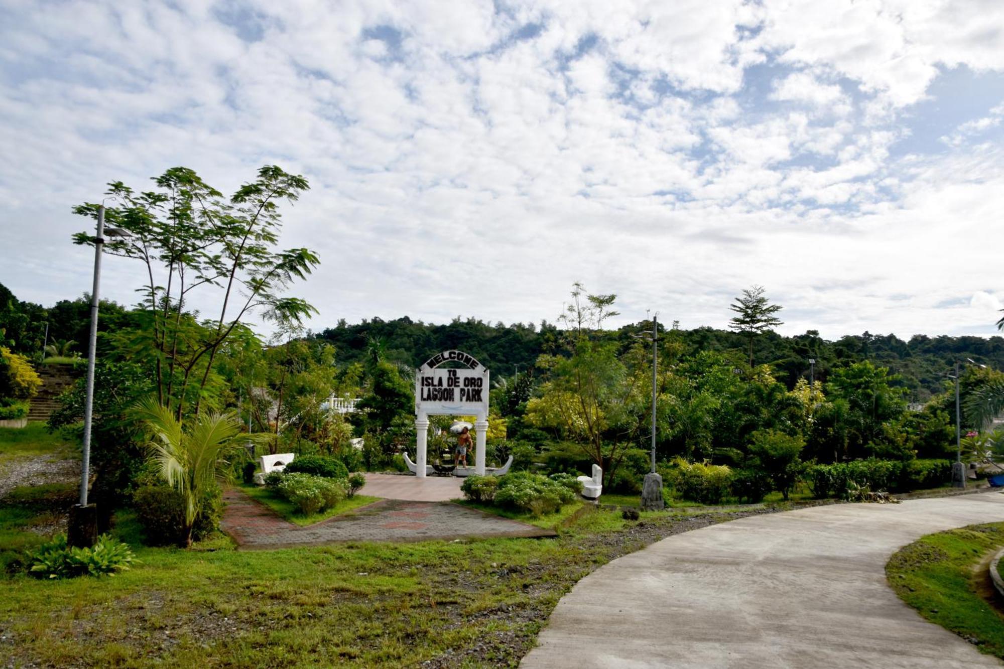Isla De Oro Hotel Mamburao Buitenkant foto