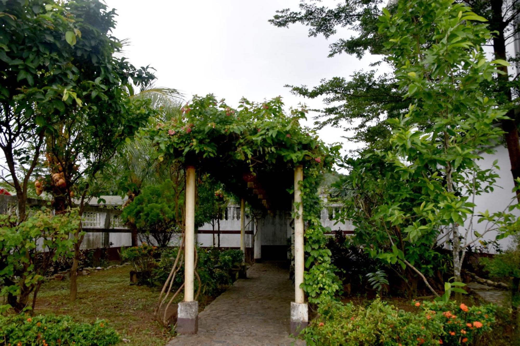 Isla De Oro Hotel Mamburao Buitenkant foto