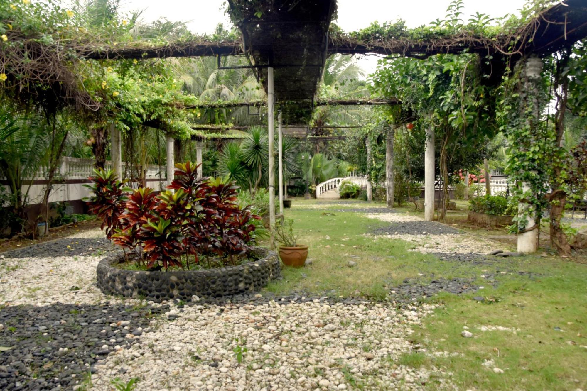 Isla De Oro Hotel Mamburao Buitenkant foto